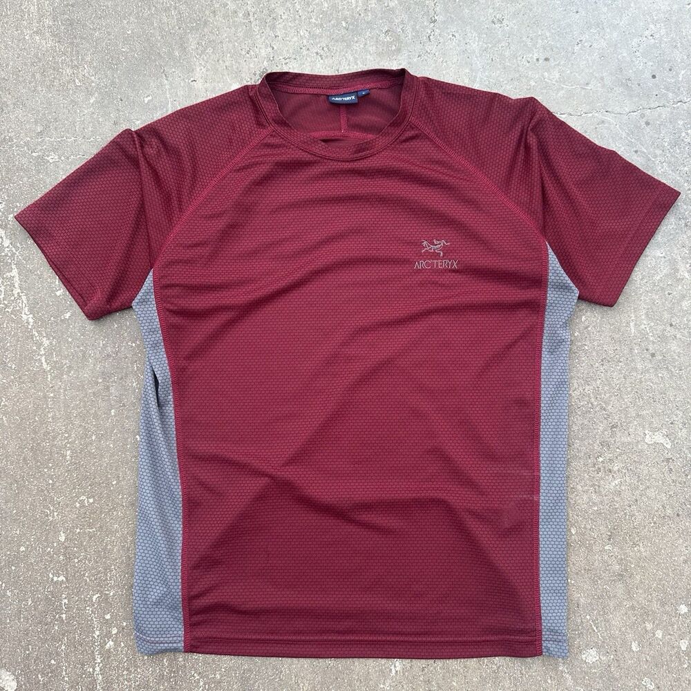 Vintage Arc'teryx Men's Early 2000s Red Shirt Size Large